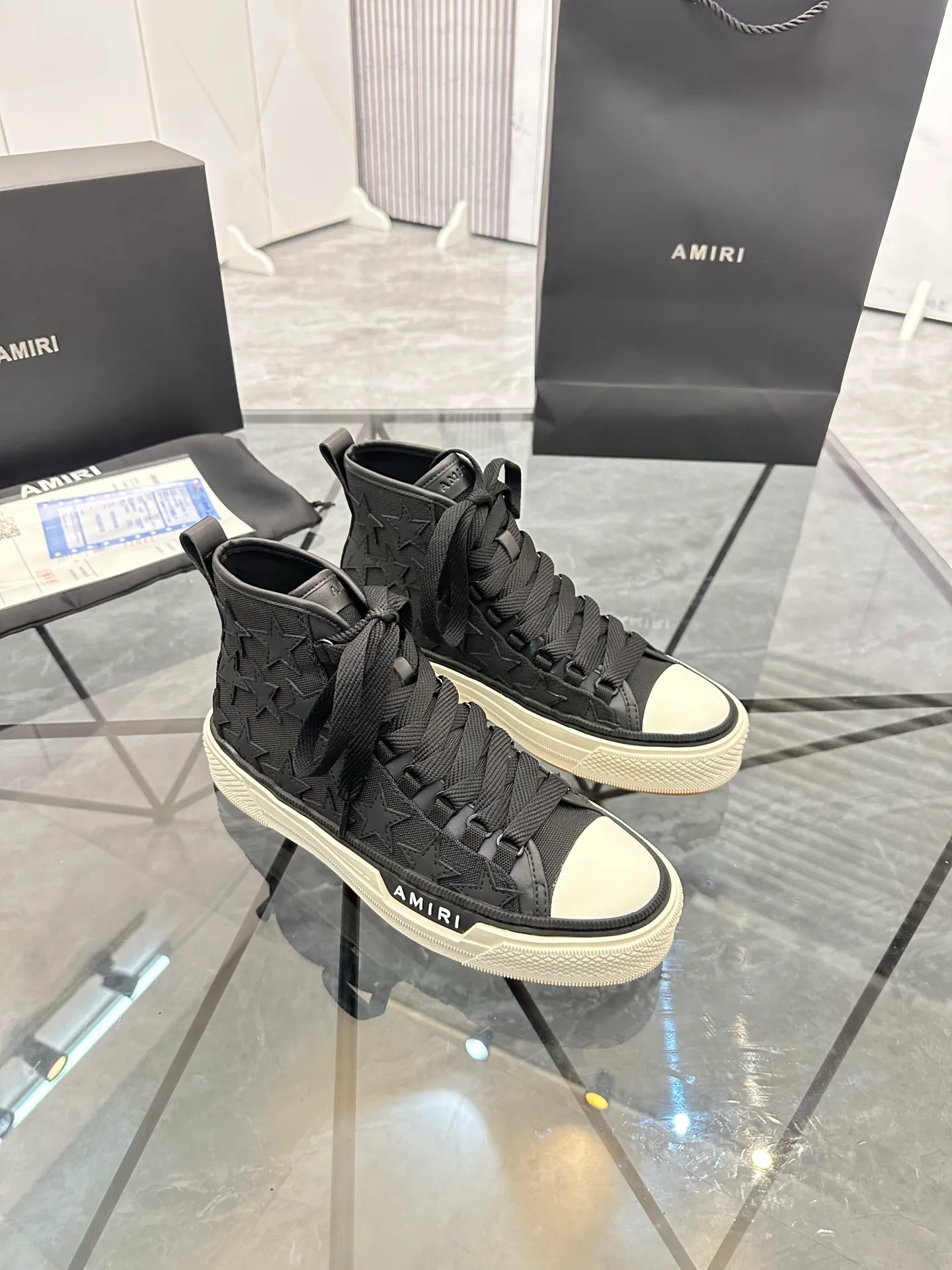 Men's shoes: 💰P640¥ Guangzhou top quality Product trademark: AMIRI* "Amir*" high-top casual shoes Regular size: 39-44 (can be customized to 45) Product materials: upper imported first-layer cowhide stitching original material, sheepskin lining, original outsole. Number: 525